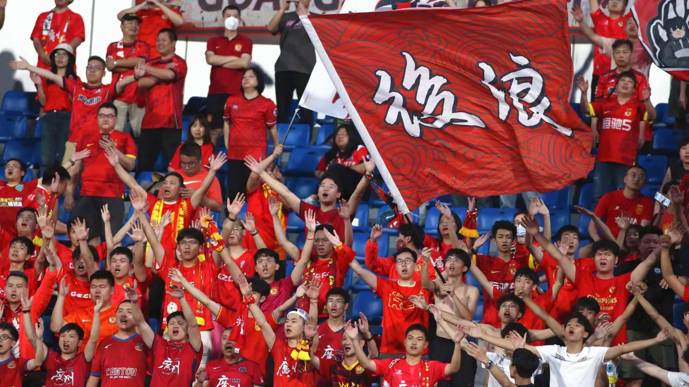 国内足球联赛热度持续升高，球队争分夺秒