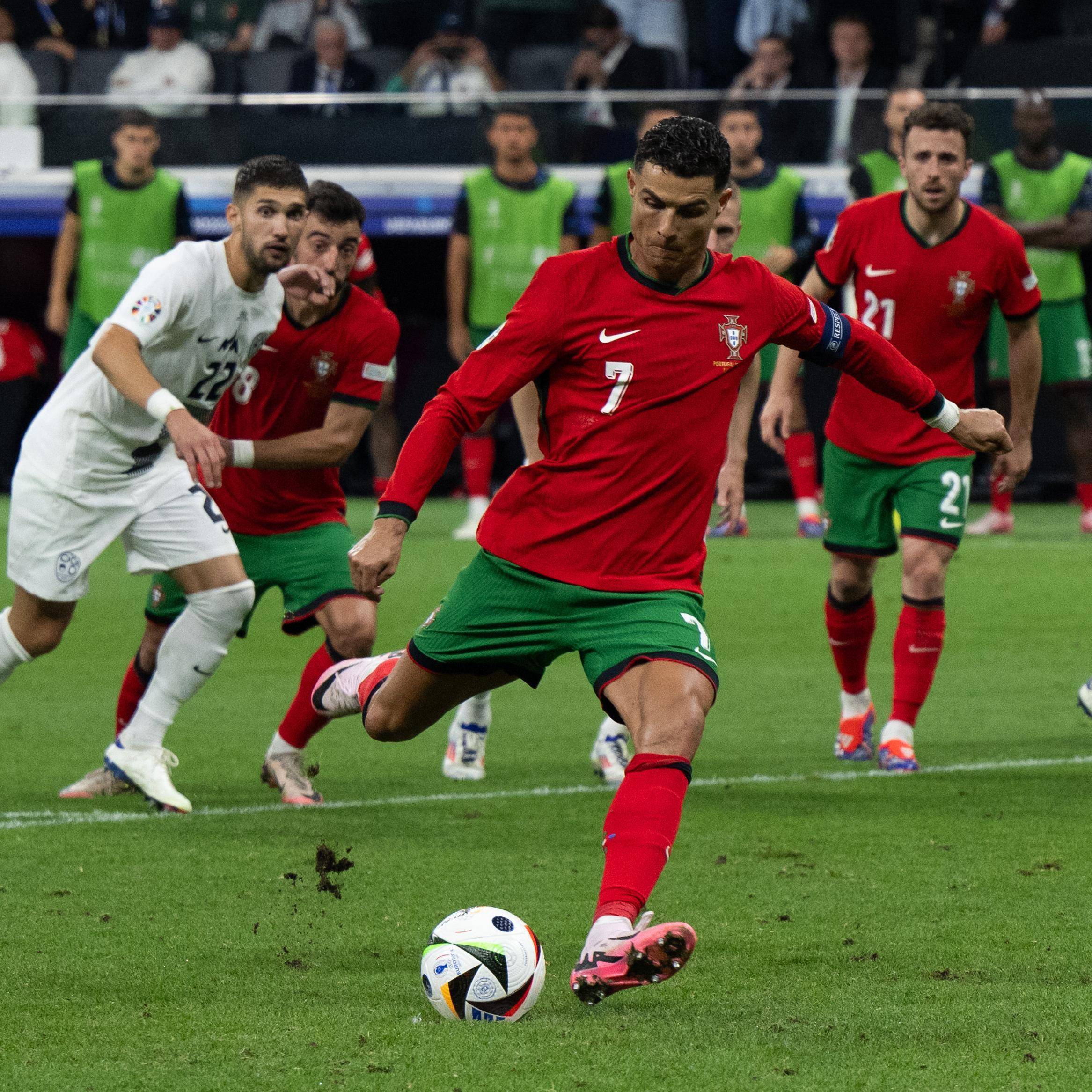 包含梅西和C罗将领衔各路豪强争夺足球盛宴的词条