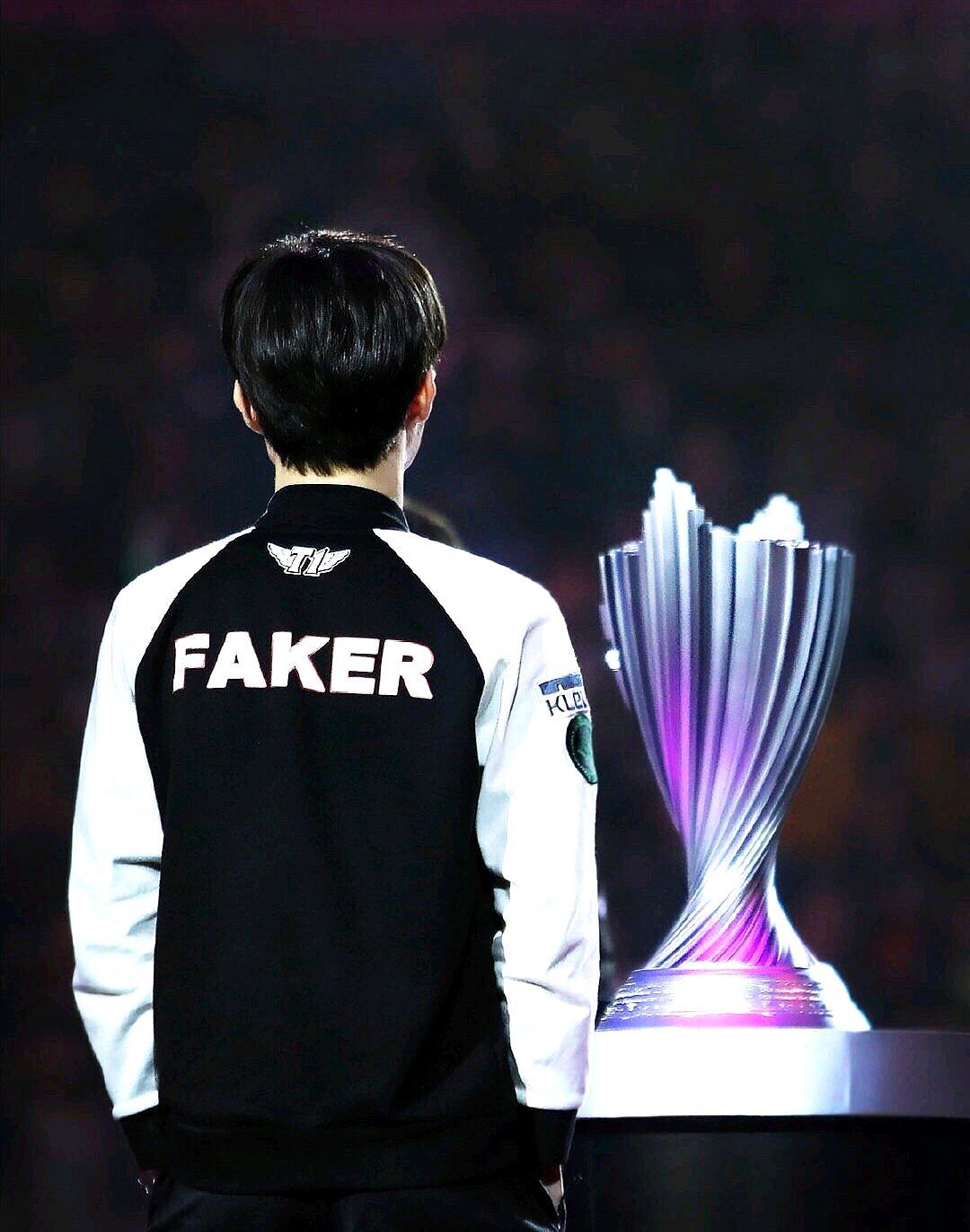 关于场上场下硝烟弥漫，谁将捧起最终奖杯？的信息