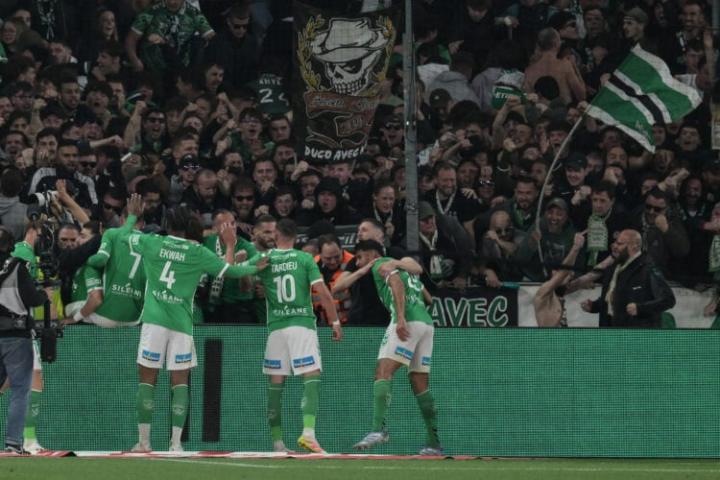 包含圣埃蒂安在主场迎战里昂，双方实力半斤八两的词条