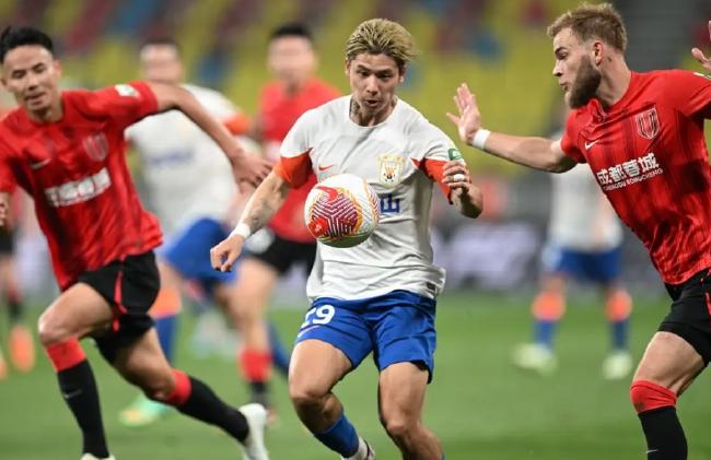 球员们在比赛中展现出色表现，赛场上场面火爆