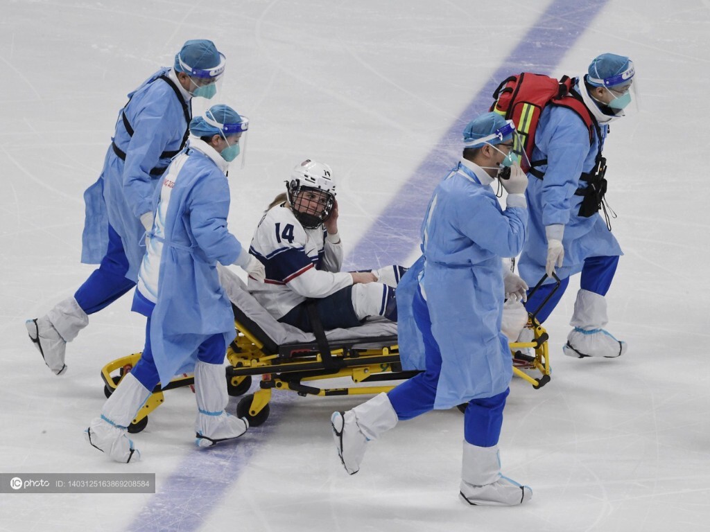 开云体育APP下载-美国足球队选手受伤退出比赛