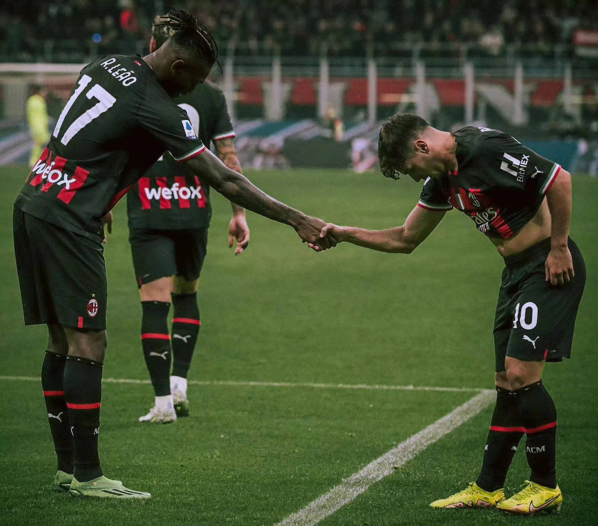 包含斯佩齐亚主场战平克罗托内，积分暂时稳定的词条