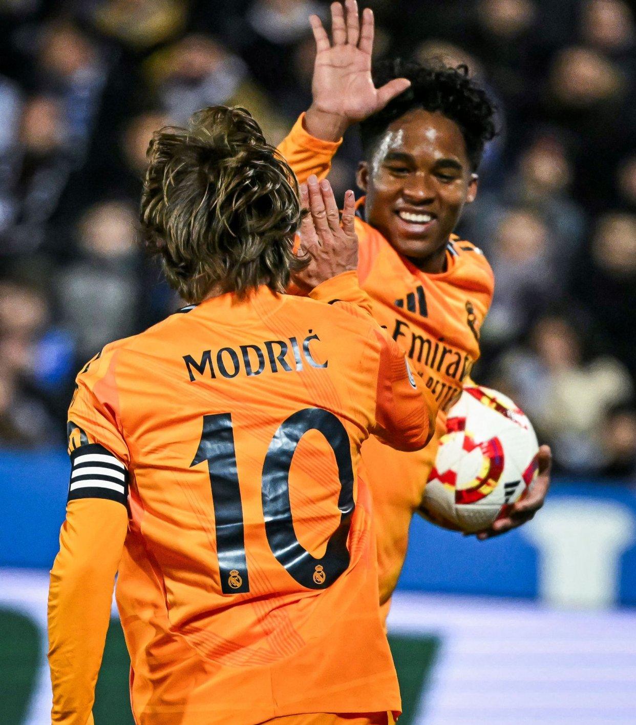 包含皇家马德里险胜，成功晋级下一轮比赛的词条