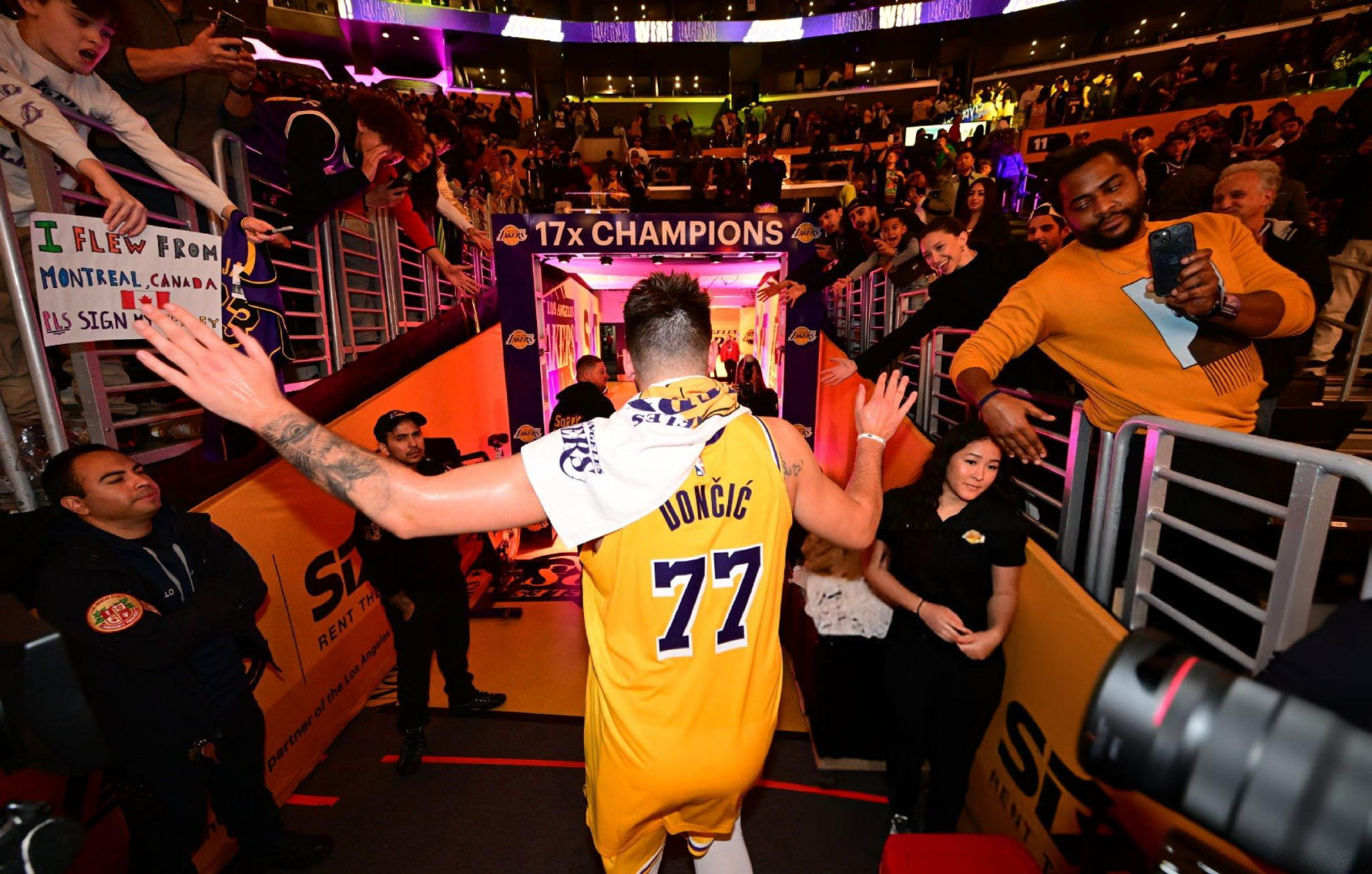 尼克斯球迷联合起来为球队加油助威