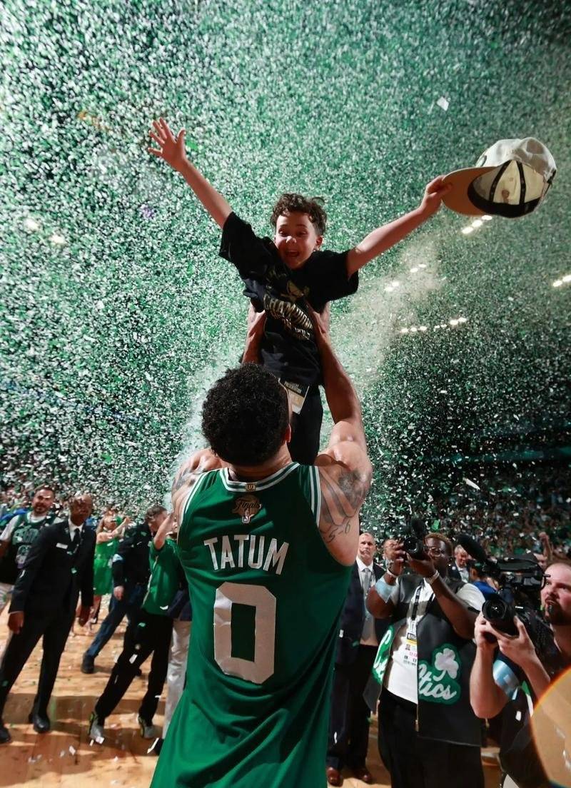 凯尔特人球员蒂姆布朗狂飙三分，精彩连连的简单介绍