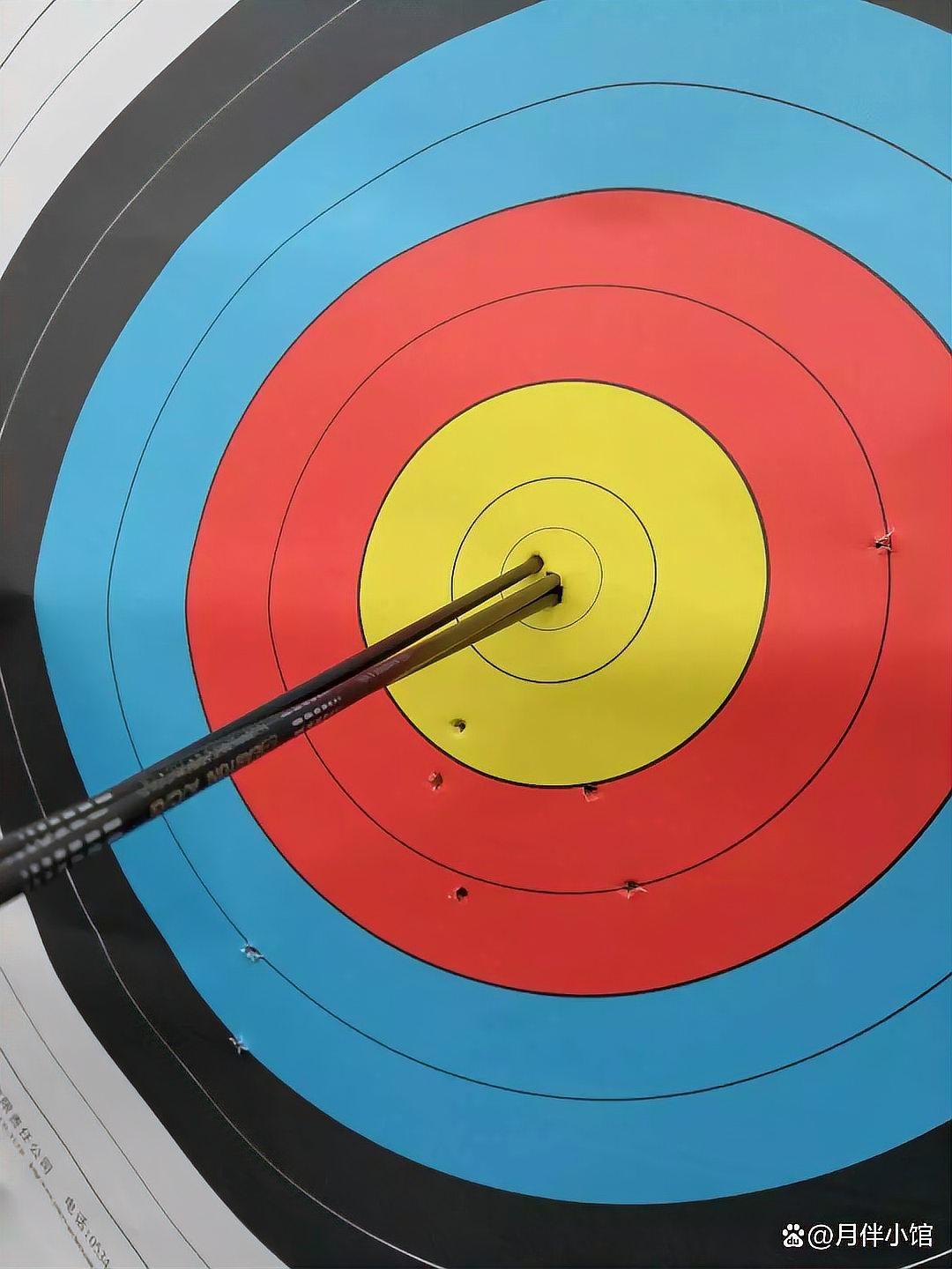 射箭比赛中选手连中靶心，技艺高超