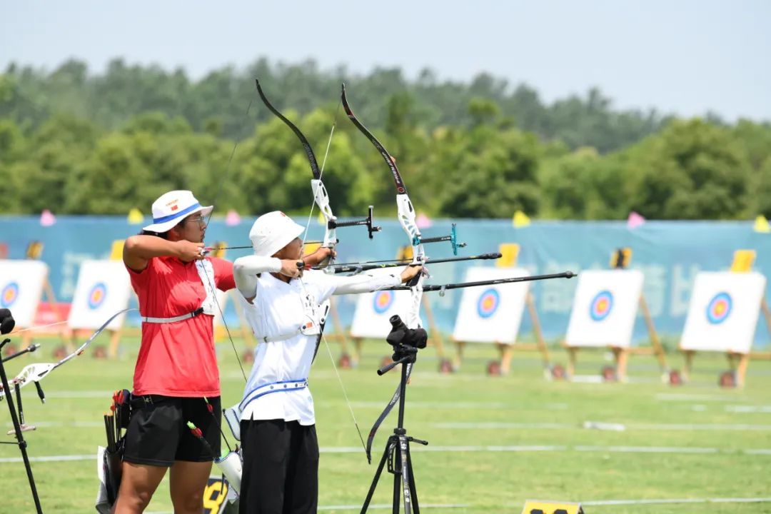 射箭比赛中选手连中靶心，技艺高超