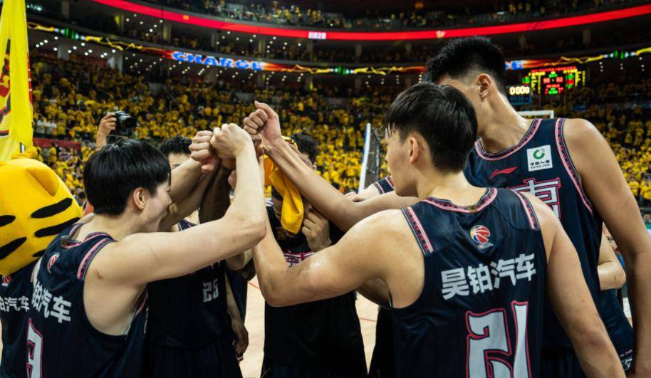 广东男篮遭遇惨败，震惊全场