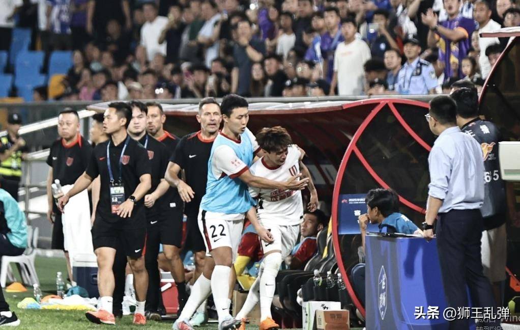 开云APP-红牌事件引发争议，球迷热议不断