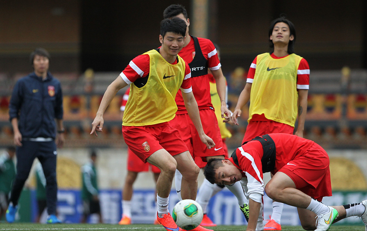 开云体育-球迷狂欢，球队取得关键胜利跻身前列