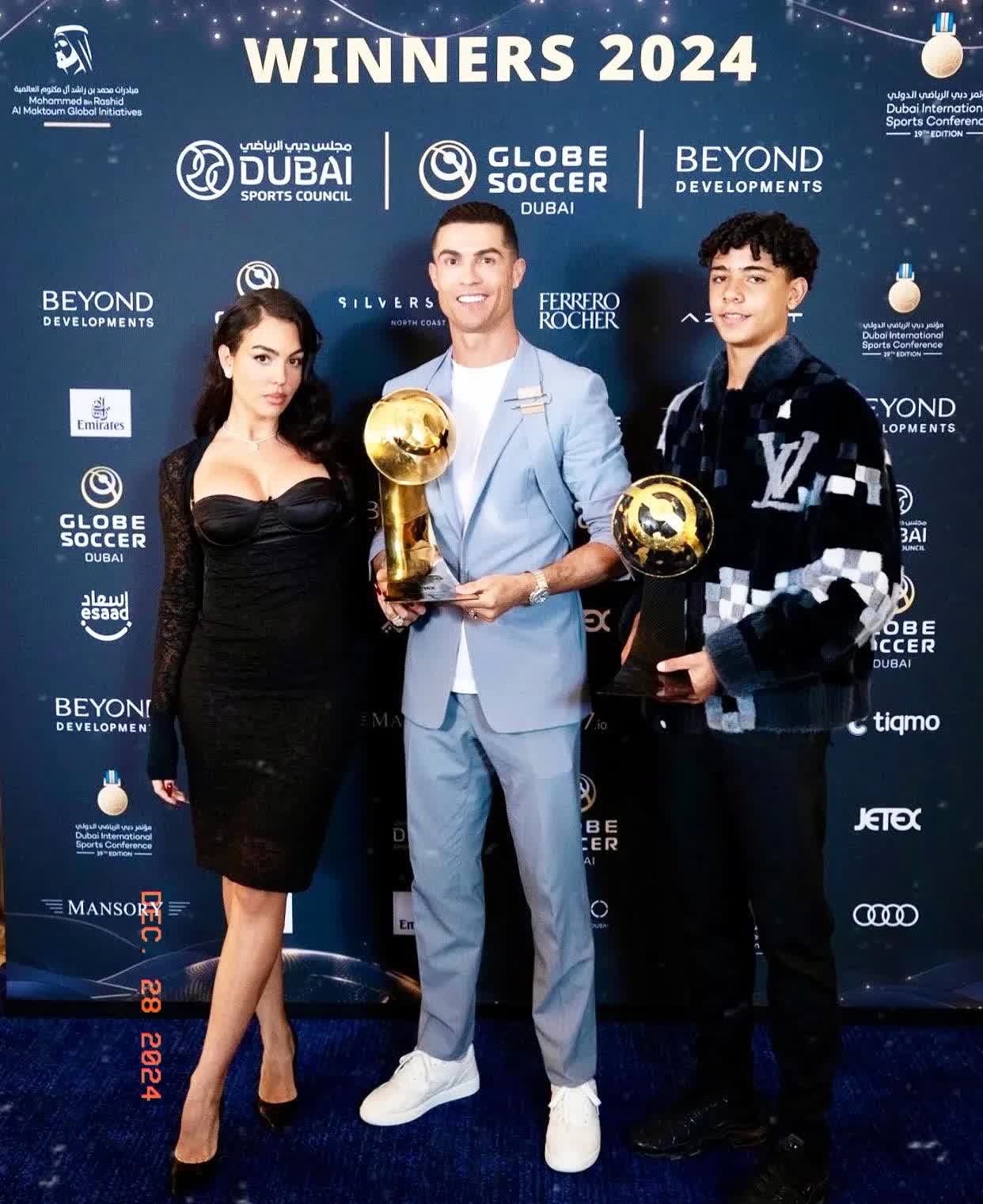 足球比赛颁奖典礼成为球星聚焦的场合