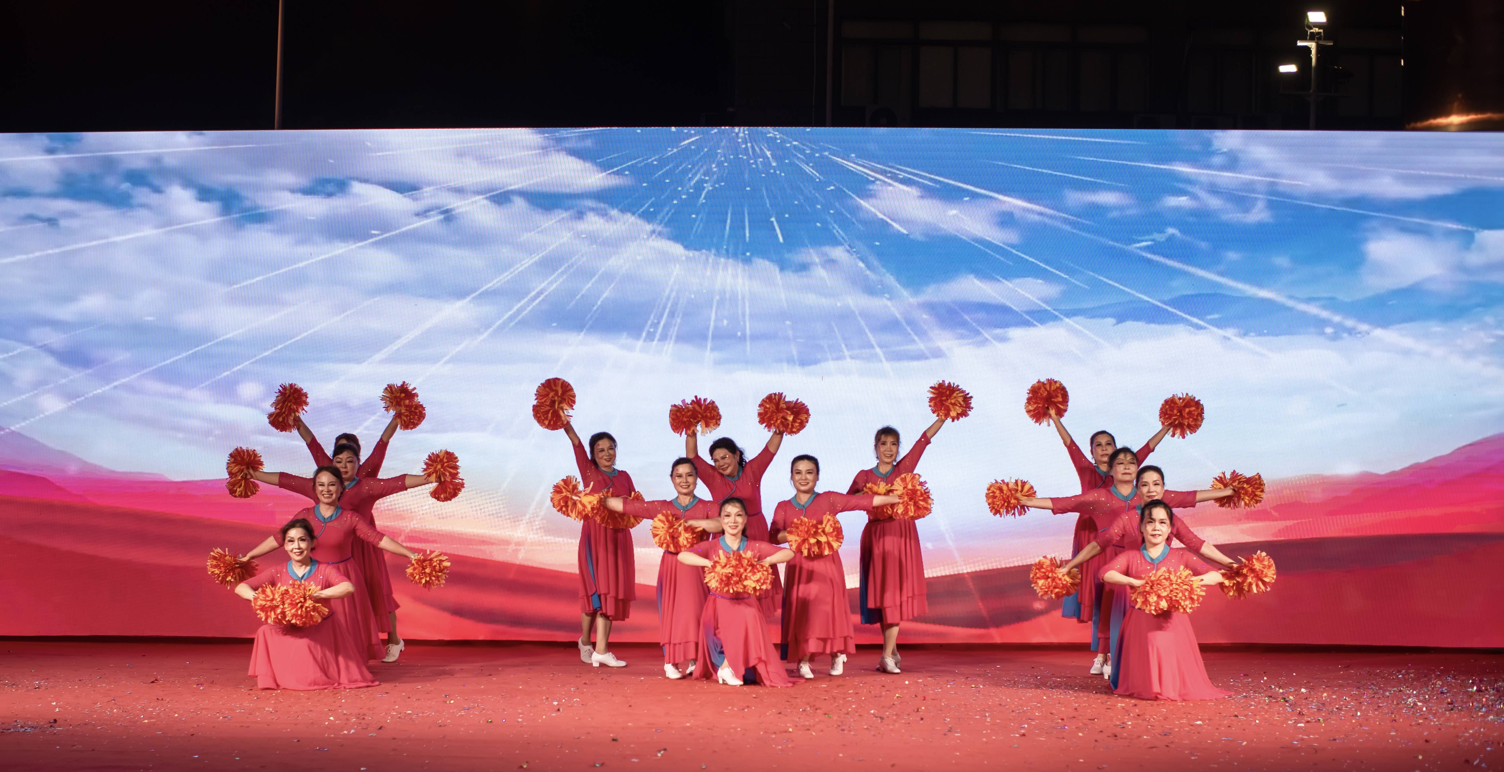 广场舞表演惊艳亮相，体育绽放文艺气息