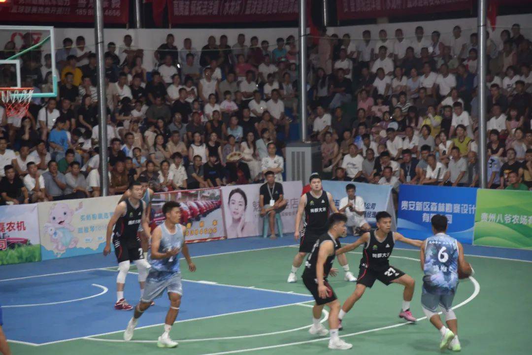 篮球世界杯赛场上演强强对决，球员们拼尽全力