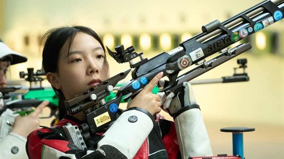 挑战极限！女子射击选手完美发挥