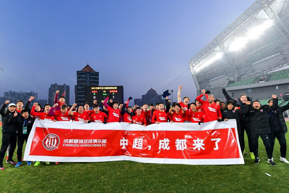 包含广州恒大逆转战胜重庆力帆，积分榜再次升至榜首的词条