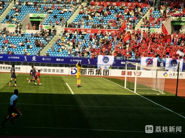 开云体育登录-足球比赛火爆进行，场面紧张刺激