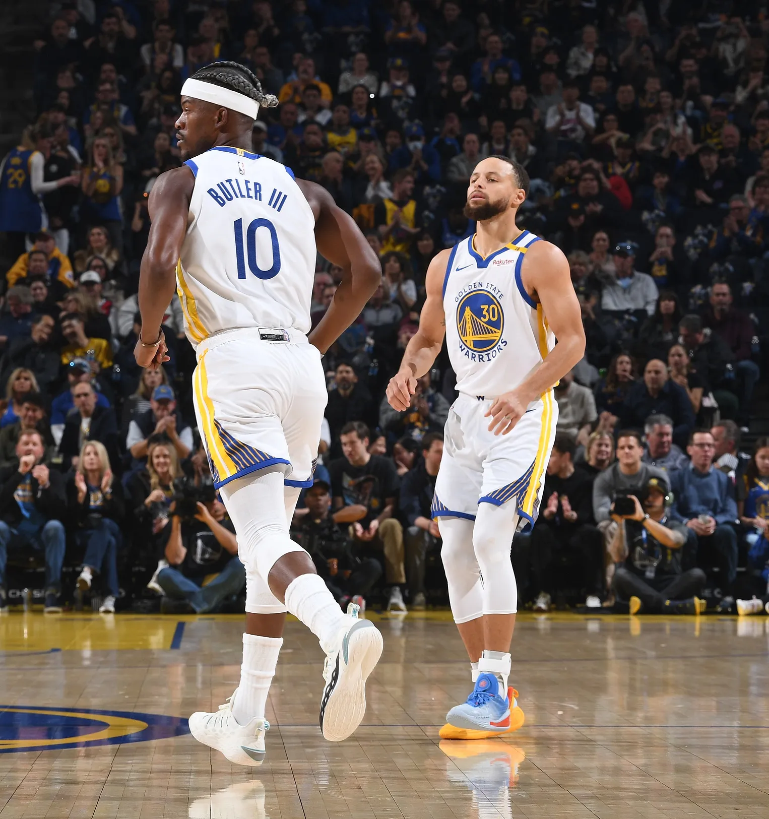 勇士战胜马刺，保持不败纪录