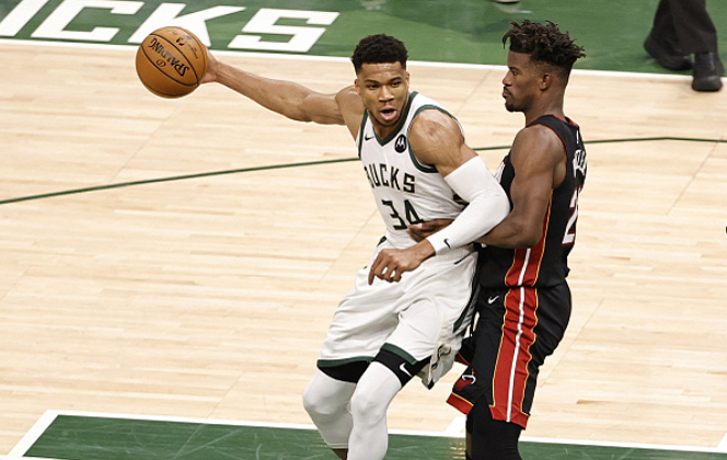 关于雄鹿横扫爵士，将胜利收入囊中的信息