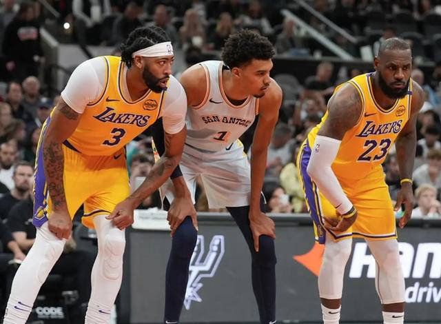 开云体育官方网站-湖人大胜马刺，詹姆斯领军狂胜