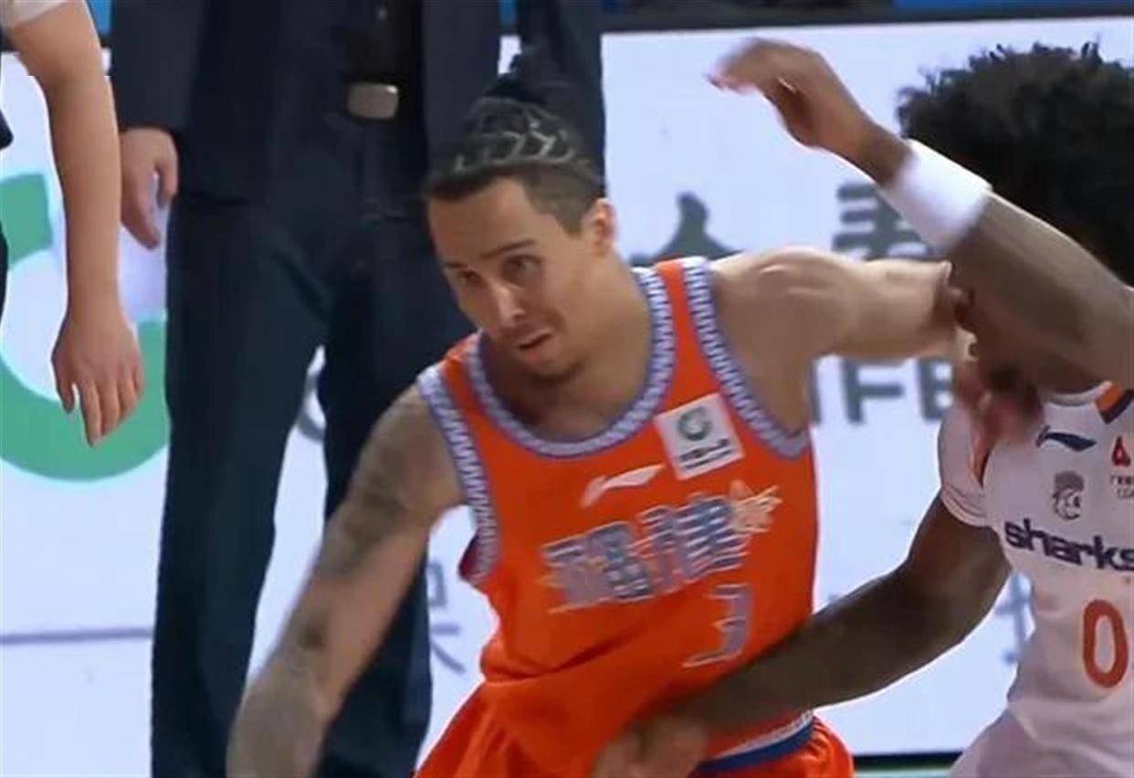 76人防守锁死黄蜂，范弗利特成为关键先生