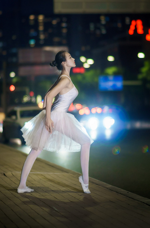 布伦森爆发引领新疆队生死战力克公牛，跨界大战铸就篮球传奇