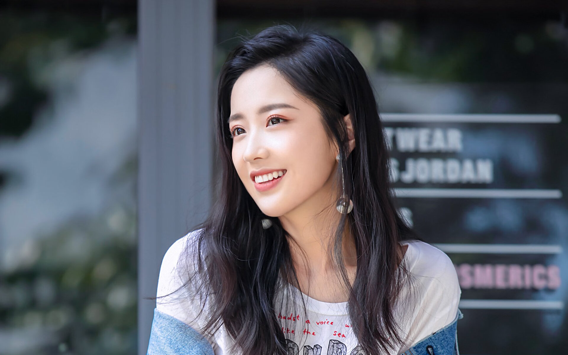 绿茵风暴,德甲争冠战焦点战硝烟四起,AC米兰友谊赛狂胜韩国队展雄风